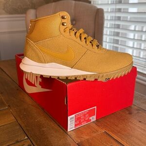 Nike Hoodland Suede Mens 7/Womens 8.5 Shoe Haystack  654888-727 NWT